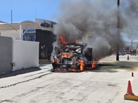 Imagen Se incendia camión de valores en Mapimí, frente al Banco del Bienestar y una escuela