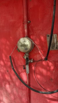 En operativo, cuadrillas de la CFE aplicaron un total de 50 cortes en Villa Juárez por robo de luz y adeudo histórico.