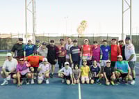 Todos los participantes en el torneo de dobles en el Campestre Torreón,
se tomaron al final la foto del recuerdo con el homenajeado. (META)