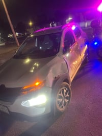 Imagen Motociclista se impacta con auto que no respetó un alto en Gómez Palacio