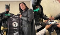 Imagen Acevedo regala su jersey a Batman lagunero y también se disfraza de Bruce Wayne