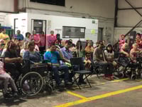 Imagen Donan trabajadores de embotelladora aparatos para discapacitados a Cáritas