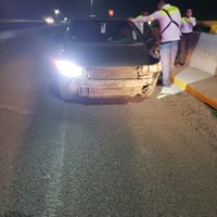 Imagen Conductor de 17 años se impacta contra el muro de contención en el puente Hamburgo de Gómez Palacio