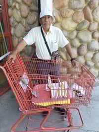 Don Humberto vende rebanadas de pasteles que elabora su esposa.