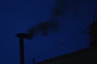 Sale humo negro de chimenea del Vaticano, cónclave no elige papa en primera votación