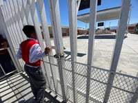 Padres y madres de familia cierran escuela en Ramos Arizpe por mala instalación de techumbre