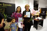 Las autoras Elizabeth Pérez Alemán y Julie Ibarra Rossow muestran orgullosas su libro Las reinas del charco, durante la presentación realizada en El Siglo de Torreón.