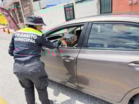 Imagen Policía de Saltillo y Estatal de Coahuila obsequiaron rosas a las madres en su día