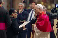 Imagen Rosa Icela entrega carta de invitación a México a papa León XIV