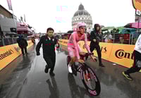 El ciclista mexicano se mantiene en la punta de la competencia italiana, aunque ya vio recortada su ventaja tras esta fecha.