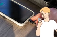 Todos hacemos esto al cargar nuestro celular, pero no es recomendable