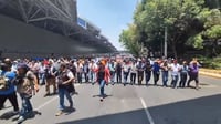 Imagen CNTE bloquea accesos al Aeropuerto Internacional de la Ciudad de México, demandan aumento del 100 %