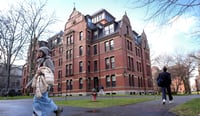 Imagen Jueza bloquea intento de Trump de prohibir extranjeros en Harvard