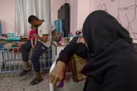 Imagen Distribuyen ayuda humanitaria en Gaza, Israel permite entrada de camiones con suministros