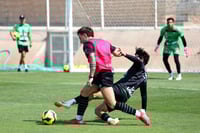 Los futbolistas albiverdes trabajaron ayer bajo un cielo nublado, pero con la temperatura elevada, con mucho contacto con el balón.