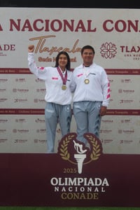 La tiradora Olímpica, Ángela Ruiz, junto a Raúl Tadeo González, ganaron la
medalla de oro en Sub 21 Equipos Mixtos, arco recurvo. (Especial)
