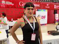 Integrantes de colectivos LGBTI, como Red Trans Laguna, se preparan para la Marcha del Orgullo 2025 en Gómez Palacio y Lerdo, donde exigirán el reconocimiento legal del cambio de identidad de género en Durango.







