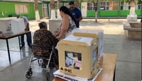 Imagen Con acordeón que le hizo su hija, doña Guadalupe pudo votar en elección judicial
