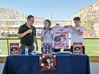 Durante la conferencia de prensa, se presentó tanto la playera como la medalla del kit de participación. (META)
