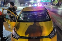 Accidentes Viales Taxista sufre volcadura al intentar tomar el paso a desnivel de Mieleras