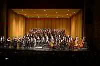Ambiente. Sobre el escenario del Teatro Nazas, de repente todo es un vendaval de voces en latín, de cuerdas, maderas y metales.