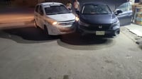 Imagen Taxista en estado de ebriedad choca con auto estacionado en Gómez Palacio