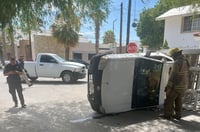 Imagen Vuelca camioneta tras choque en la colonia Las Rosas de Gómez Palacio