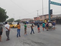 Imagen Vecinos de las colonias Pancho Villa y San Marcos bloquean calzadas por falta de luz