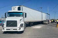 Imagen Tráiler choca con auto particular al dar vuelta en Gómez Palacio