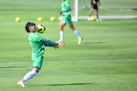 A pesar del intenso calor en la región, los jugadores de Santos Laguna se entrenan con entrega y dedicación rumbo a la próxima campaña.