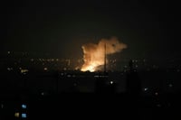 Humo se eleva tras una explosión en Teherán, Irán / AP
