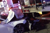 Imagen Destroza su auto al chocar contra tráiler estacionado