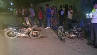Imagen Motocicletas chocan de frente en Gómez Palacio, están graves