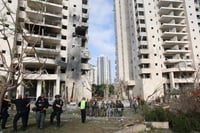 Equipos de emergencia israelíes operan en el lugar donde misiles balísticos iraníes impactaron edificios residenciales en Petah Tikva, en el centro de Israel, el 16 de junio de 2025 / EFE