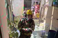 Imagen Bomberos rescatan a un perrito de casa incendiada en la colonia Victoria de Torreón