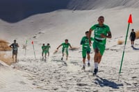 El trabajo de los albiverdes en las Dunas de Bilbao, consistió en actividades de fuerza y resistencia, dentro del intenso programa de pretemporada que se
lleva a cabo en la Comarca Lagunera y sus alrededores. (Club Santos)