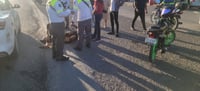Imagen Auto impacta a dos mujeres en motocicleta frente a gasolinera en Gómez Palacio