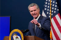 El gobernador de California, Gavin Newsom, presenta su presupuesto del estado revisado durante una conferencia de prensa el miércoles 14 de mayo de 2025, en Sacramento, California / AP