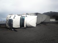 Imagen Tráiler vuelca en la Carretera Federal 57 por exceso de velocidad en Arteaga