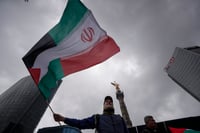 Una persona sostiene una bandera durante una manifestación a favor de Palestina e Irán este domingo, en Ciudad de México. Tras los bombardeos de EE.UU. a tres instalaciones nucleares iraníes y la posible escalada de violencia en Oriente Medio, el Gobierno de México informó este domingo que se ha facilitado la evacuación a 175 connacionales de manera efectiva y “segura” / EFE