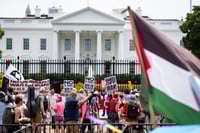 Manifestantes expresan su oposición a la decisión del presidente estadounidense Donald Trump de bombardear tres instalaciones nucleares en Irán, frente a la Casa Blanca en Washington, D.C. / EFE