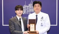 SUGA de BTS dona millones para creación de centro para niños con autismo