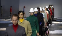 Rostros Prada lanza en Milán una moda 'calmada' y piernas al aire para el hombre estival