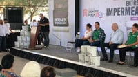 Entregan impermeabilizante a bajo costo; el alcalde acudió a la colonia Nueva California. (EL SIGLO DE TORREÓN)