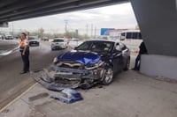 Accidentes Viales Conductor pierde el control y choca su auto contra muro de puente vehicular