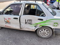 Imagen Camioneta se impacta contra taxi en la parte baja del puente D-1 de Gómez Palacio
