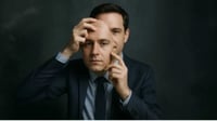 Aunque mentir parece un acto simple, implica un complejo proceso cerebral donde intervienen varias regiones y sustancias químicas. El cerebro se activa para planear, controlar emociones, manejar el estrés y sostener lo dicho sin ser descubierto.