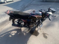 Taxi arrolla a motociclista de 18 años en Gómez Palacio y huye