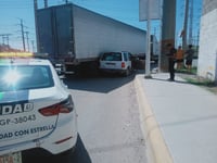 Imagen Choca tráiler con camioneta en Gómez Palacio