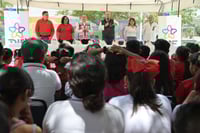 Imagen DIF Gómez Palacio entrega calzado a menores que forman parte de sus programas